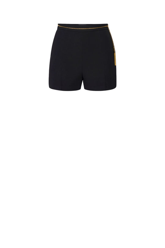 Shorts in crêpe leggero colore nero con catena gioiello