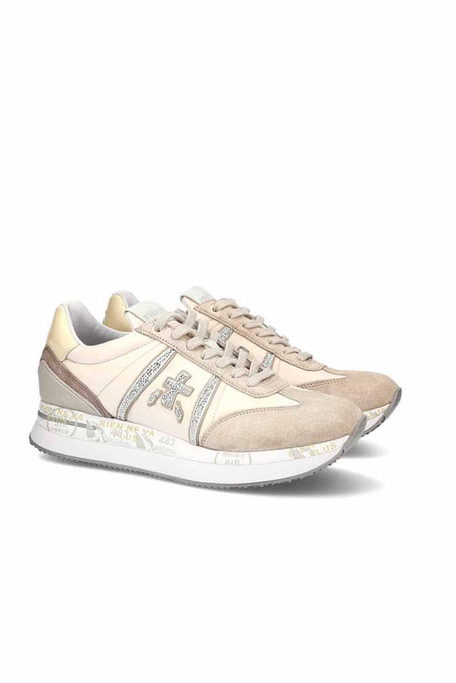 I materiali e i pellami di qualità caratterizzano questa sneaker, così come tutta la nostra storia. La scarpa è resa unica dal mix di pellami e tessuti nella tonalità del beige e dettagli brillantati. Il fondo valorizza il look, contribuendo a dare un