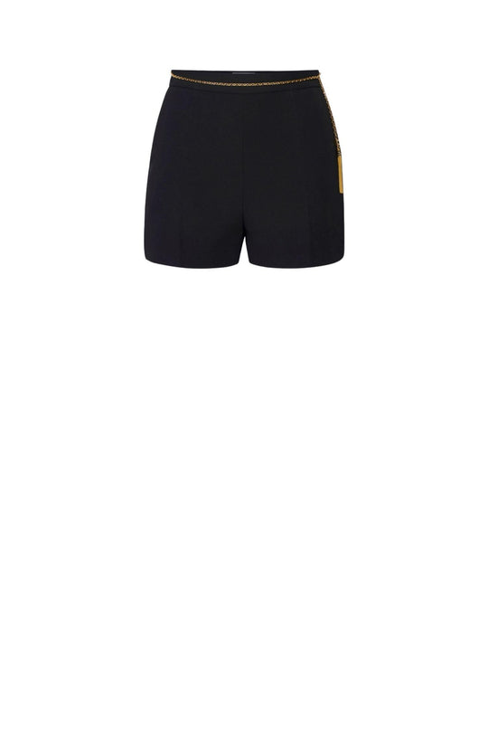 Shorts in crêpe leggero colore nero con catena gioiello