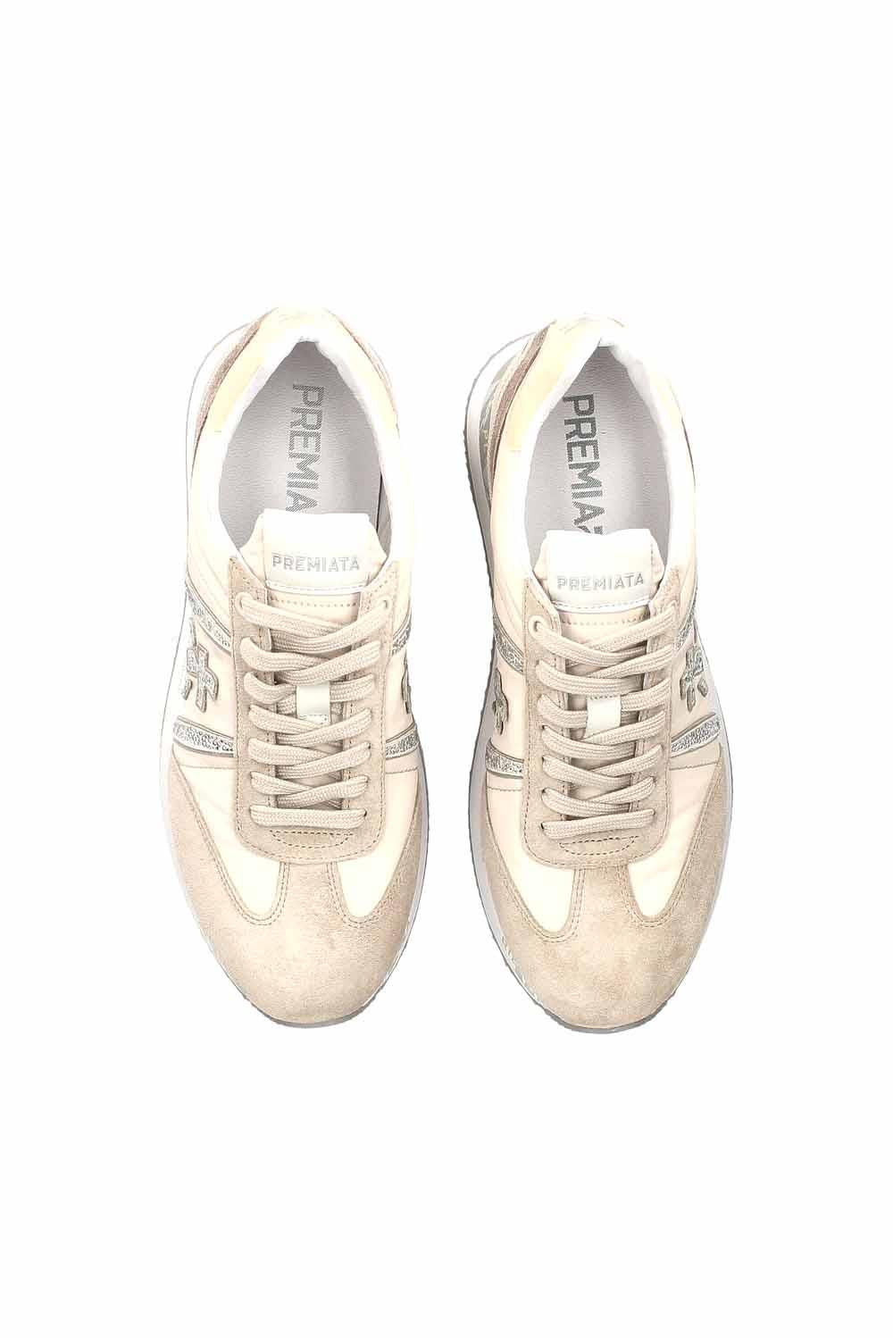  Premiata I Materiali E I Pellami Di Qualità Caratterizzano Questa Sneaker, Così Come Tutta La Nostra Storia. La Scarpa È Resa Unica Dal Mix Di Pellami E Tessuti Nella Tonalità Del Beige E Dettagli Brillantati. Il Fondo Valorizza Il Look, Contribuendo A Dare Un Woman - 4